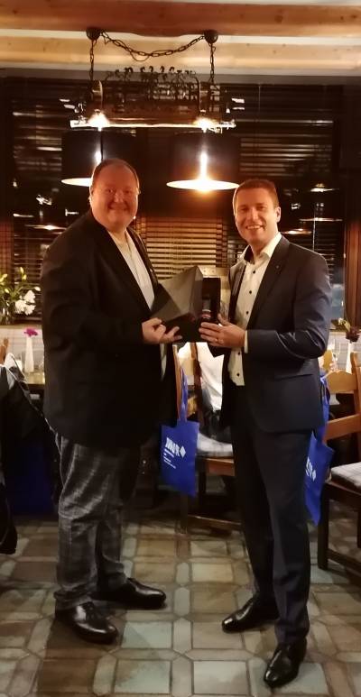 Hermann Hein (Vorsitzender der MU Fürth Stadt) bedankt sich bei Matthias Deißl (Bayerischer Sparkassenpräsident) 