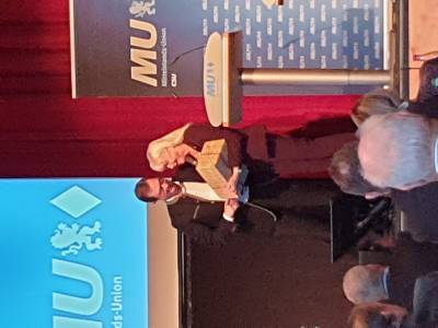 Jutta Leitherer, stellvertretende Landesvorsitzende dankt Martin Huber, MdL fr seine Untersttzung